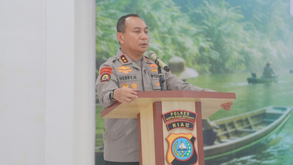 Kapolda Riau Serahkan 20 Unit Mesin Ketinting Sebagai Langkah Konkret Mendorong Produktivitas Nelayan