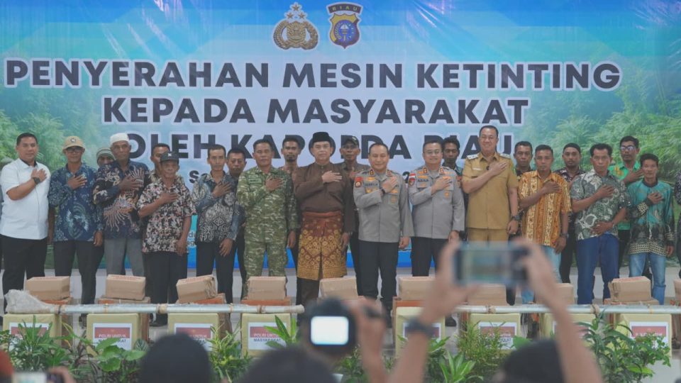 Kapolda Riau Serahkan 20 Unit Mesin Ketinting Sebagai Langkah Konkret Mendorong Produktivitas Nelayan