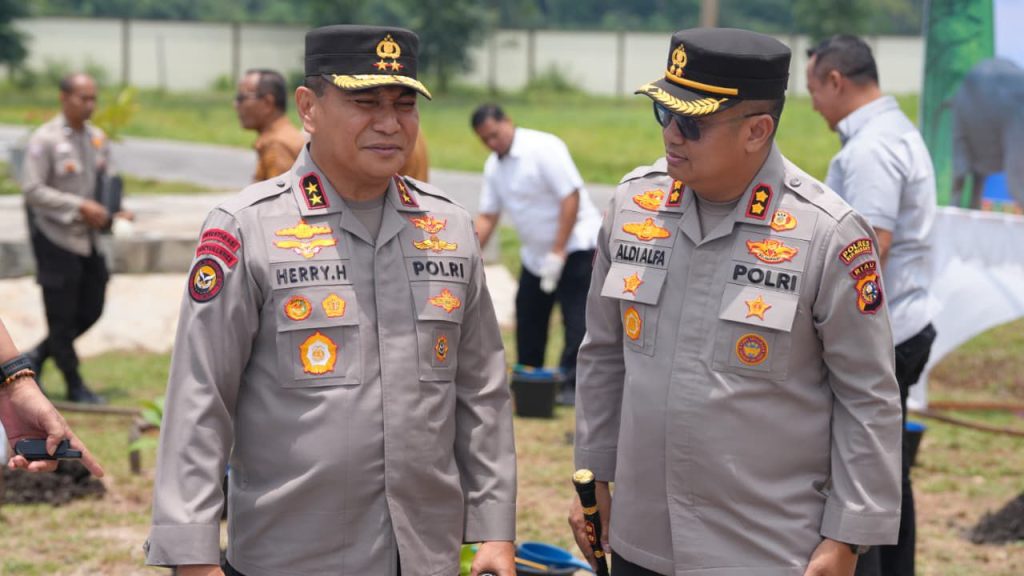 Kapolda Riau Serahkan 20 Unit Mesin Ketinting Sebagai Langkah Konkret Mendorong Produktivitas Nelayan