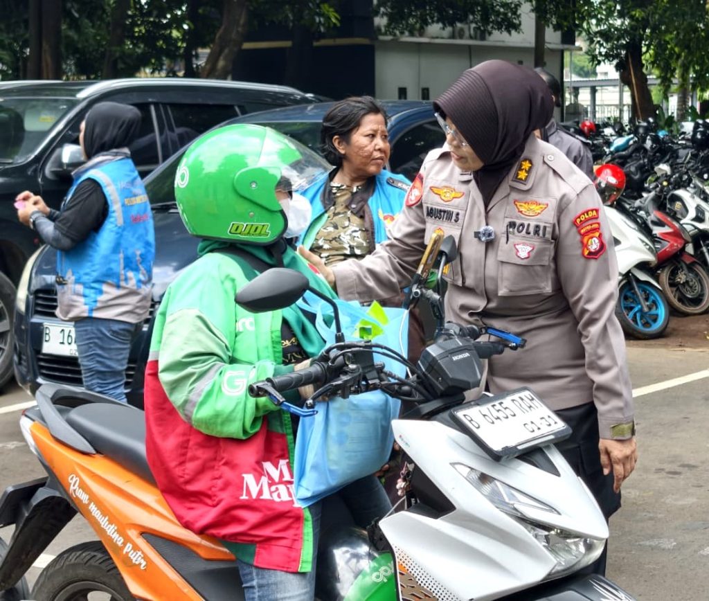 Menyambut Hari Kartini Polda Metro Bagikan 350 paket Untuk Pekerja Ojek Online Wanita