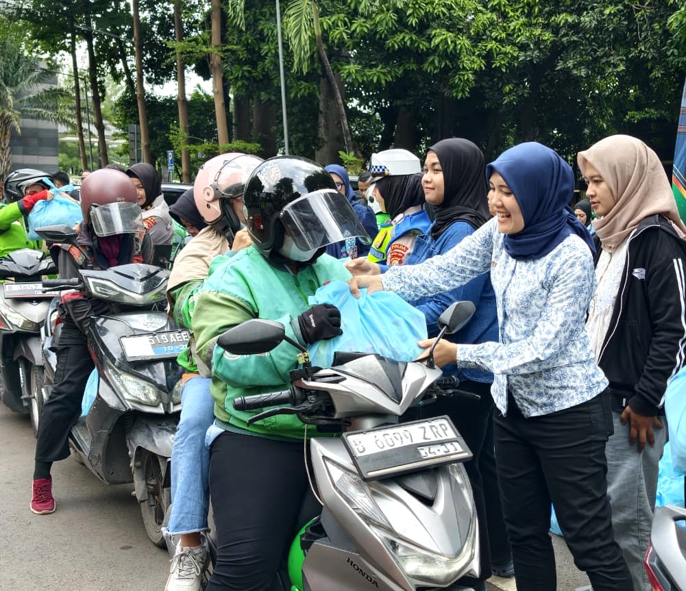 Menyambut Hari Kartini Polda Metro Bagikan 350 paket Untuk Pekerja Ojek Online  Wanita