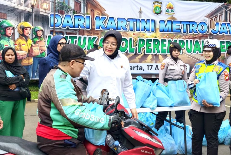 Menyambut Hari Kartini Polda Metro Bagikan 350 paket Untuk Pekerja Ojek Online Wanita