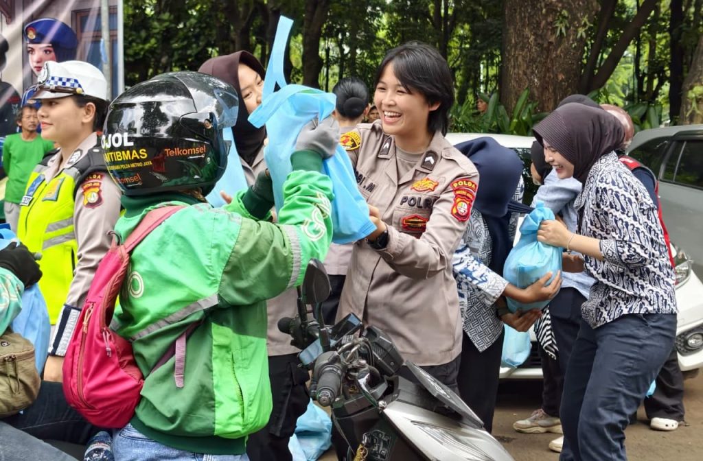 Menyambut Hari Kartini Polda Metro Bagikan 350 paket Untuk Pekerja Ojek Online  Wanita