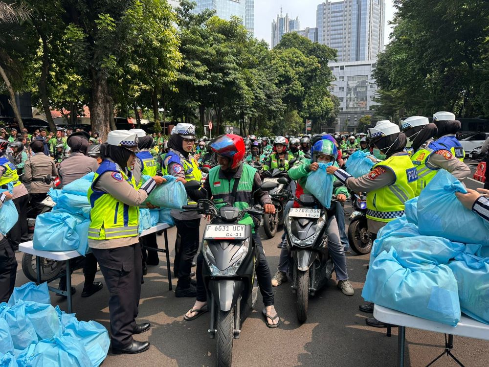 Jumat Peduli Polda Metro Bagikan 350 Paket