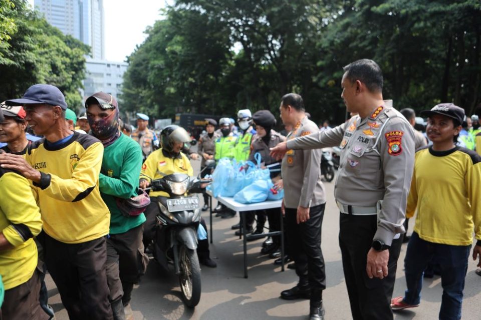 Jumat Peduli Polda Metro Bagikan 350 Paket