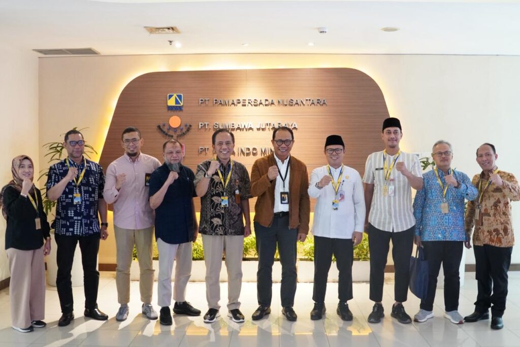 BPJS Kesehatan Cabang Jakarta Timur Berikan Piagam Penghargaan Kepada Dua Badan Usaha Mitra