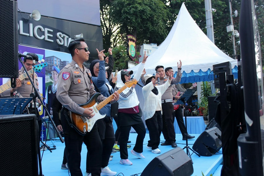 Drum band SMA Kemala Taruna Bhayangkara Tampil Pertama Kali Di Ruang Publik